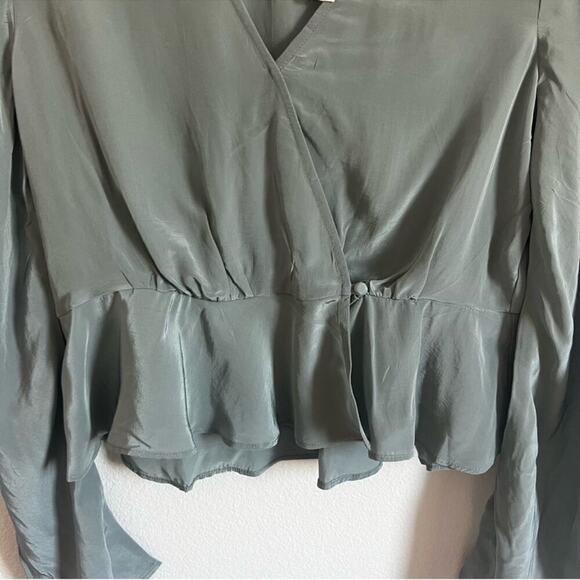 Madewell Bell-Sleeve Faux Wrap Peplum Top in Faded River Size: 2 NWT - Picture 7 of 11